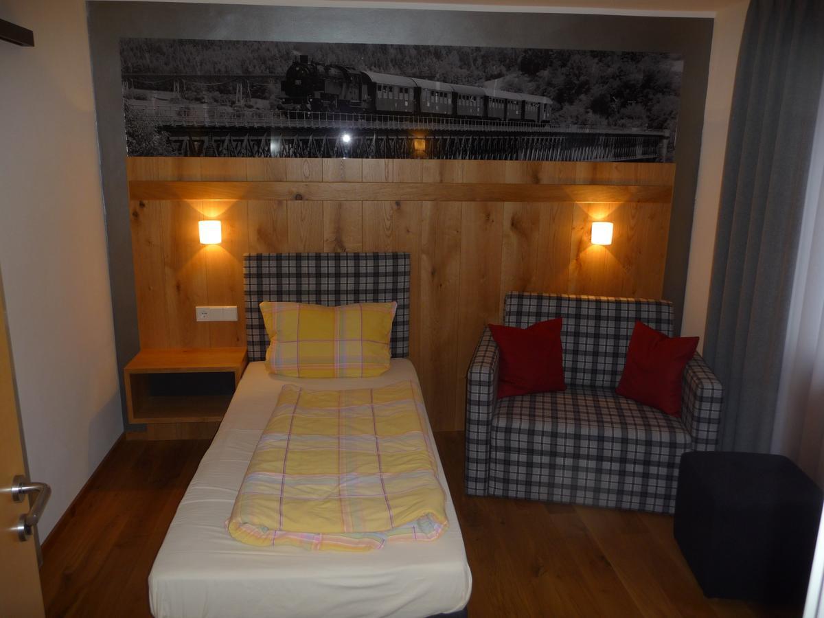Gasthaus-Pension Zum Kreuz ชตูลิงเกน ภายนอก รูปภาพ